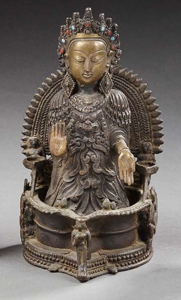 INDE ou HIMALAYA Divinité en bronze, la coiffe incrustée de pierres bleues et rouges,...