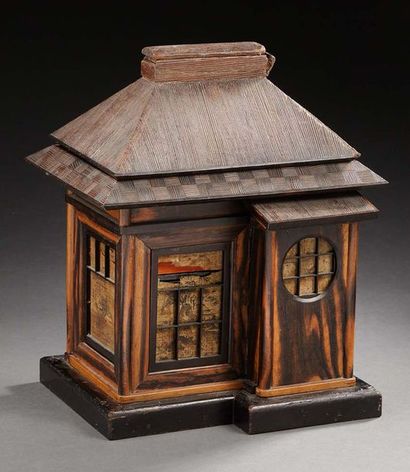 JAPON Coffret à jeux en bois sculpté en forme de maison, le toit faisant office de...