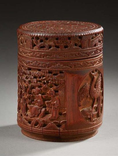 CHINE Boîte cylindrique couverte en bambou sculptée de scènes animées de personnages.
Fin...