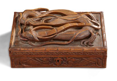 INDOCHINE Boite rectangulaire couverte en bois sculpté à motif d'un dragon traité...