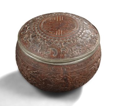 CHINE Boite circulaire couverte en noix de coco sculptée de paysages, volatiles,...