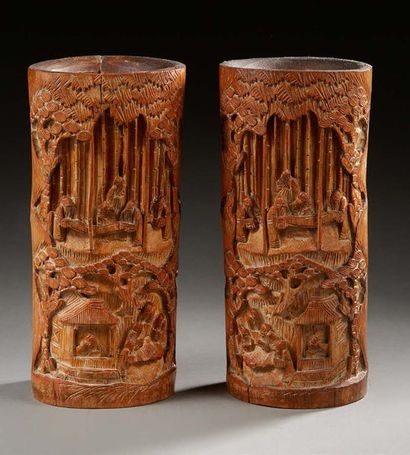 CHINE Paire de porte-pinceaux cylindriques en bambou sculpté d'immortels dans un...