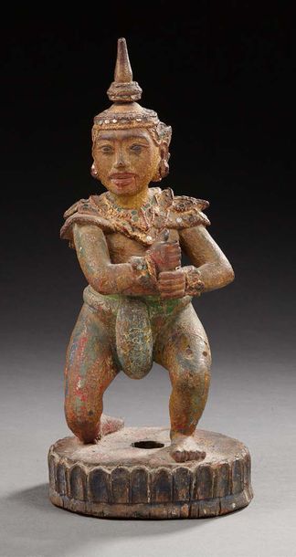 THAÏLANDE Figurine en bois sculpté représentant une figurine agenouillée vêtue d'un...