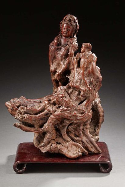 CHINE Groupe en racine sculptée représentant la déesse Guanyin près d'un enfant en...