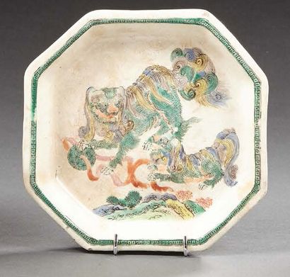 JAPON Coupelle octogonale en céramique décorée en polychromie de deux lions bouddhiques.
Fin...