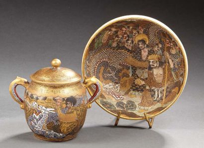 JAPON, SATSUMA Bol circulaire en céramique décorée en polychromie et or d'un défilé...