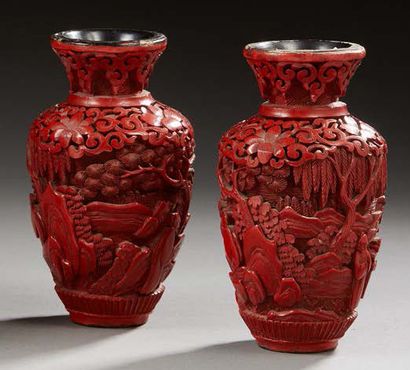 CHINE Deux petits vases moulés dans le style de la laque cinabre rouge à motifs de...