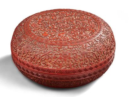 CHINE Boîte circulaire couverte en laque rouge cinabre sur bois à motif d'objets...