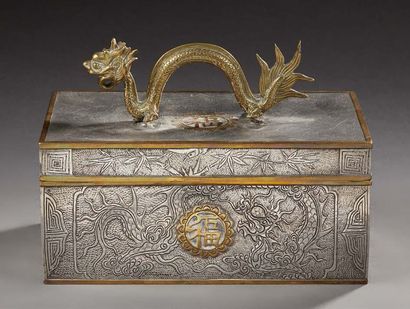 CHINE Boîte en étain et métal doré, la prise en forme de dragon.
Dim.: 9 x 20 x 12...