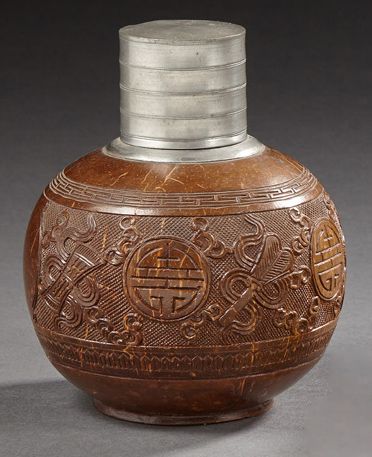 CHINE Boîte à thé en noix de coco sculptée à motifs de shou et d'objets précieux,...