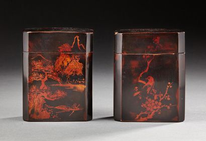JAPON Paire de boîtes couvertes en bois laqué à fond noir décorées d'oiseaux perchés...