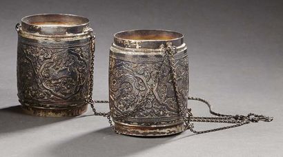 INDOCHINE Deux pots couverts à chaînettes en argent repoussé.
Poids: 267 g.