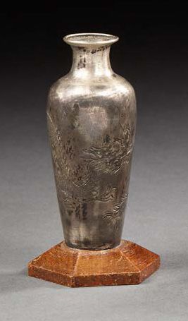 JAPON Vase miniature en métal argenté gravé d'un dragon et d'une perle sacrée.
Période...