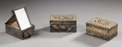 CHINE Trois boîtes rectangulaires en métal ajouré.
Fin XIXe siècle.