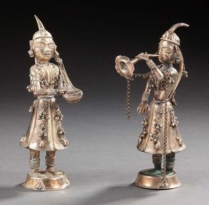 ASIE DU SUD EST Paire de figurines en métal argenté représentant des musiciennes.
XXe...
