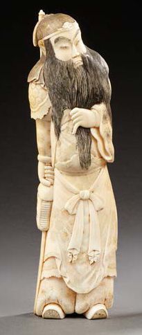 JAPON Bel Okimono en ivoire sculpté représentant un samouraï debout en kimono avec...