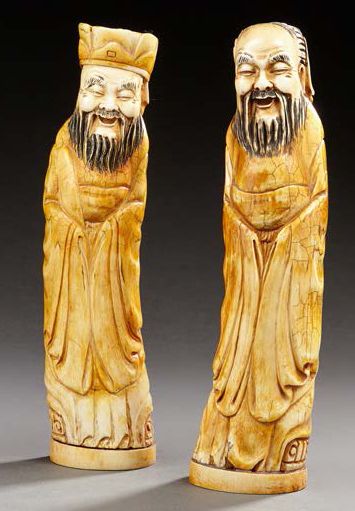 JAPON Deux okimonos en ivoire sculpté représentant des immortels en tenue drapée,...