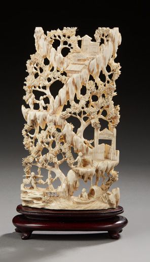 CHINE Plaque en ivoire sculpté, socle en bois.
Vers 1900.
Dim.: 15,5 cm