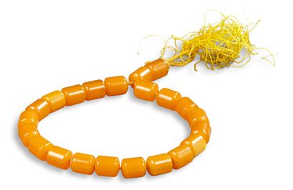 CHINE Bracelet composé de vingt-deux perles cylindriques en résine à l'imitation...
