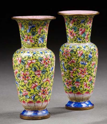CHINE Paire de petits vases de forme balustre en émaux peint sur cuivre à fond jaune...
