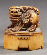 CHINE Très beau sceau en ivoire sculpté à belle patine représentant un lion bouddhique...