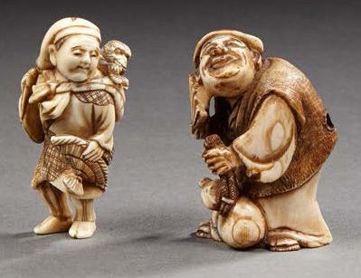 JAPON Deux netsukes en ivoire sculpté représentant pour l'un d'entre un vieillard...