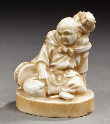 JAPON (Hirado?) Figurine en porcelaine émaillée blanche représentant un musicien...