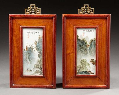 CHINE Deux peintures sur porcelaine figurant des paysages avec calligraphies. Dans...