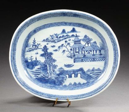 CHINE Coupe ovale en porcelaine décorée en bleu sous couverte d'un paysage lacustre...