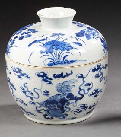 CHINE Grand bol circulaire couvert en porcelaine décoré en bleu sous couverte de...