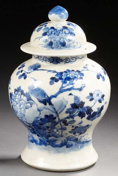 CHINE Potiche couverte de forme balustre en porcelaine décorée en bleu sous couverte...