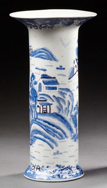 CHINE Vase cornet en porcelaine décorée de paysages lacustres avec pagodes et rochers.
Epoque...