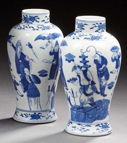 CHINE Paire de petits vases en pocelaine de forme balustre décoré en bleu sous couverte...