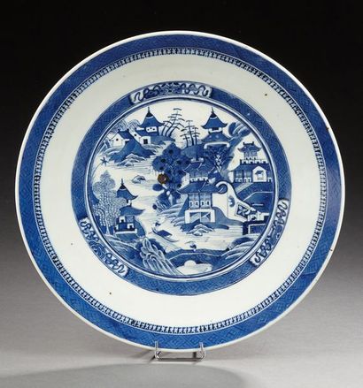 CHINE Deux plats circulaires en porcelaine décorés en bleu sous couverte; l'un d'entre...