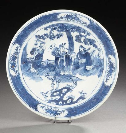 CHINE Plat circulaire en porcelaine décoré en bleu de personnages dans paysage.
Fin...