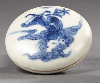 CHINE Petite boite circulaire couverte en porcelaine décorée en bleu sous couverte...