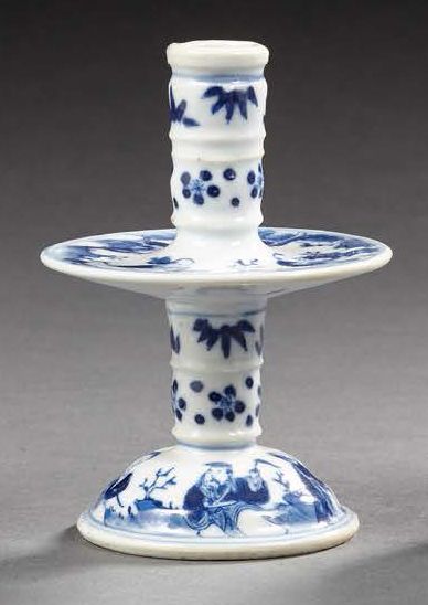 CHINE Flambeau miniature en porcelaine sur piédouche à plateau circulaire décoré...