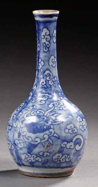 CHINE Vase soliflore en porcelaine nuancé bleu à décors d'un dragon sur fond de nuages.
Fin...