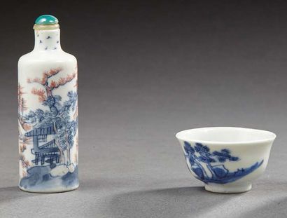 CHINE Flacon tabatière à priser en porcelaine de forme cylindrique décorée en bleu...