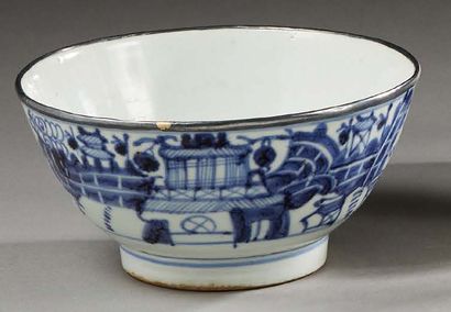 VIETNAM Bol circulaire en porcelaine décorée en bleu «dit de Hué» sous couverte de...