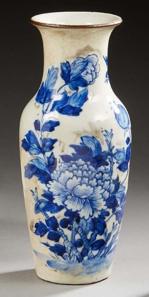 CHINE Nankin
Petit vase balustre en porcelaine décoré en bleu sous couverte de chrysanthèmes...