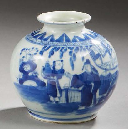 CHINE Petit vase balustre à panse aplatie en porcelaine décoré en bleu sous couverte...