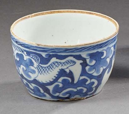 CHINE Bol en porcelaine émaillée bleu sous couverte à décor d'un dragon parmi les...