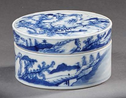 CHINE Boîte circulaire couverte en porcelaine décorée en bleu sous couverte de paysages...