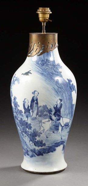 CHINE Grand vase en porcelaine de forme balustre décorée en bleu sous couverte de...