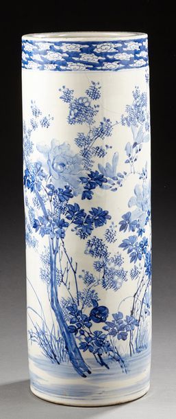 JAPON Important vase rouleau décoré en bleu sous couverte figurant des végétaux.
Vers...