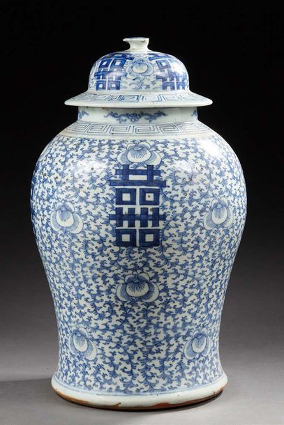 CHINE Potiche en porcelaine couverte de forme balustre décorée en bleu sous couverte...