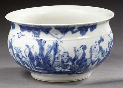 CHINE Coupe circulaire en porcelaine décorée en bleu sous couverte d'une scène animée...