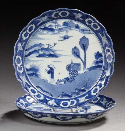 JAPON Arita Paire d'assiettes en porcelaine décorées en bleu sous couverte de paysage...