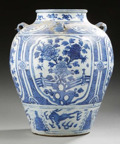 CHINE Jarre (Guan) en porcelaine décorée en bleu sous couverte de fleurs avec rochers...